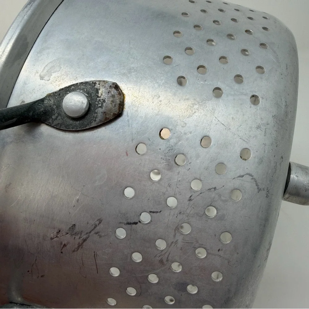 DO NOT PURCHASEVintage Royal Chef Aluminum Colander USA Strainer Farmhouse Rusti
